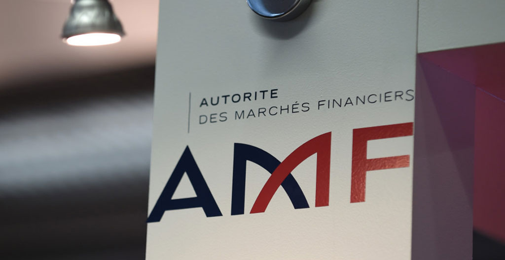 Documents officiels AMF et notices d'information PEA disposés sur un bureau, montrant la réglementation française de protection des investisseurs