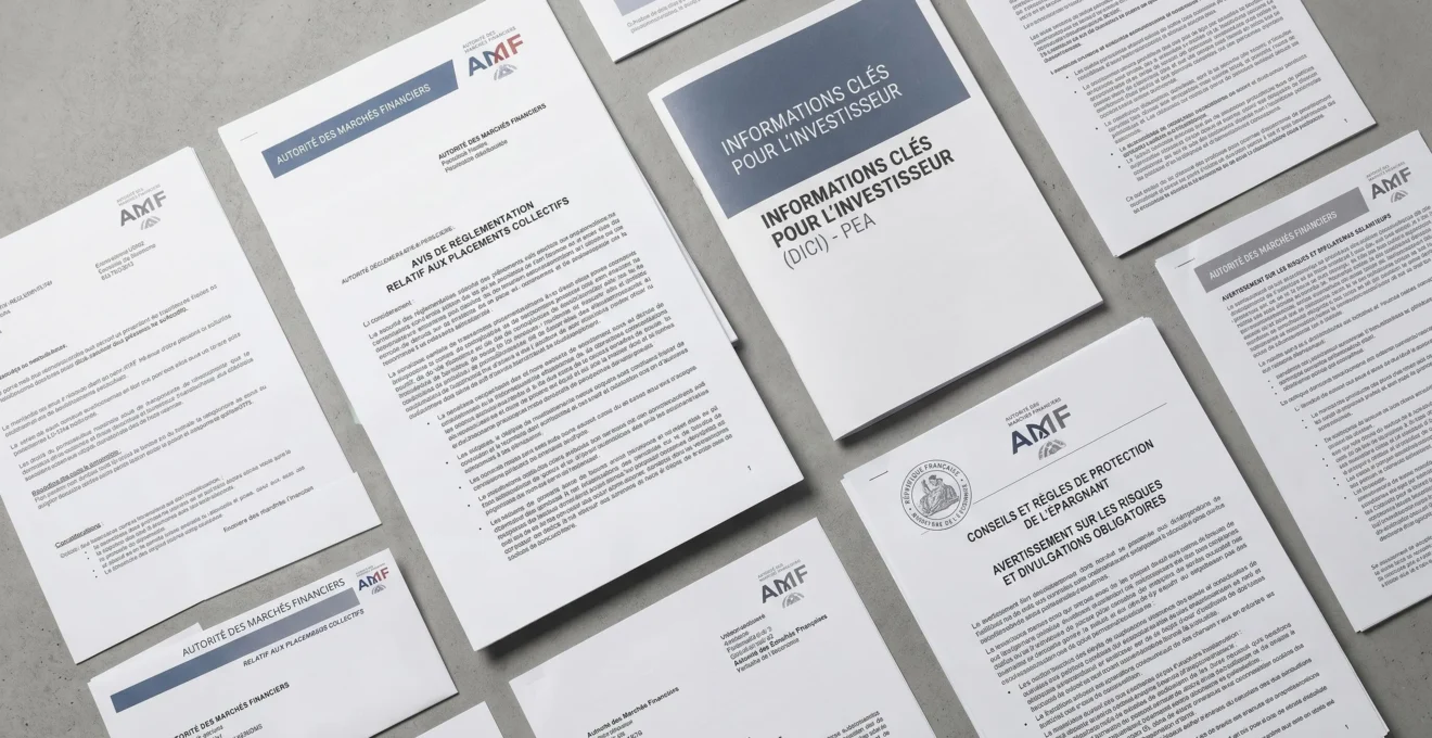 Documents officiels AMF et notices d'information PEA disposés sur un bureau, montrant la réglementation française de protection des investisseurs